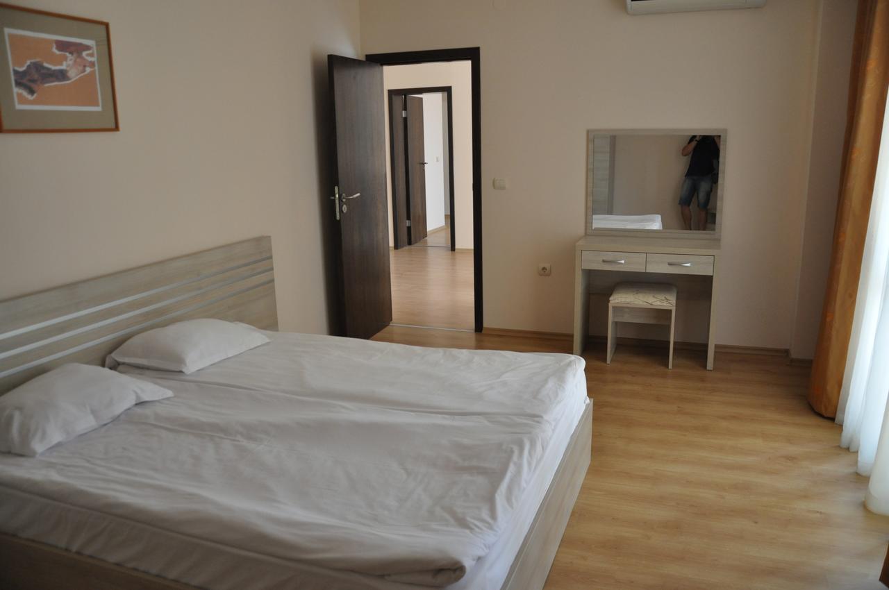 Luxor Apartments Pomorie Esterno foto
